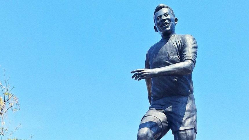 Estadio Jalisco develó una estatua de Pelé | X @EstadioJalisco