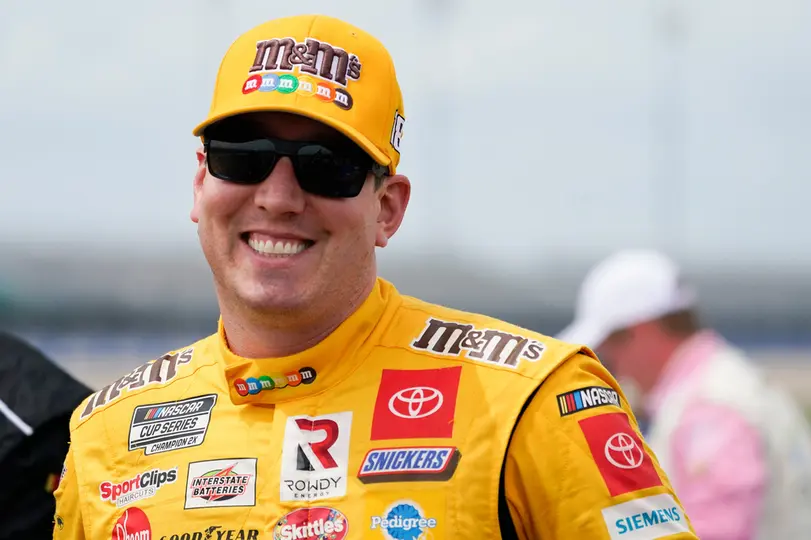 Kyle Busch durante una carrera de NASCAR | AP