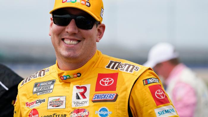 Kyle Busch durante una carrera de NASCAR | AP