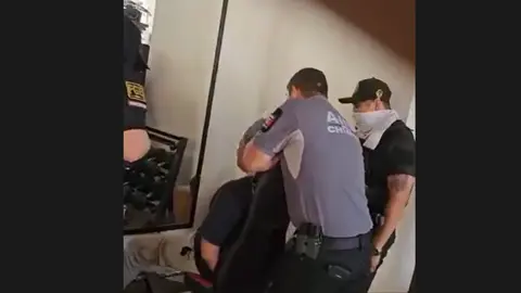 En las grabaciones se observa a presuntos agentes de seguridad sometiendo a dos hombres detenidos. /  RS