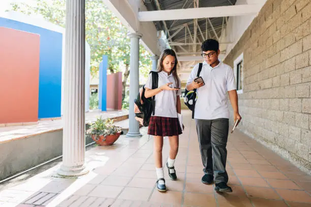 Las nuevas disposiciones sobre celulares en las escuelas entrarán en vigor el 3 de noviembre de 2026. / iStock