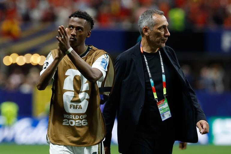 Nasser Aldawsari y Georgios Donis de la Selección de Arabia Saudita en el partido contra España | AP