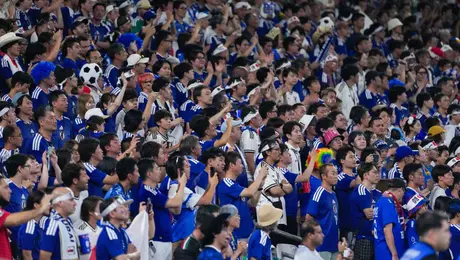 Aficionados japoneses de nuevo dan ejemplo y recogen su basura en el Estadio Monterrey