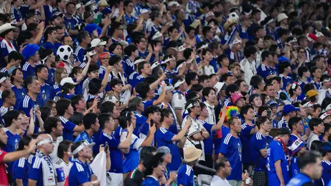 Aficionados japoneses de nuevo dan ejemplo y recogen su basura en el Estadio Monterrey