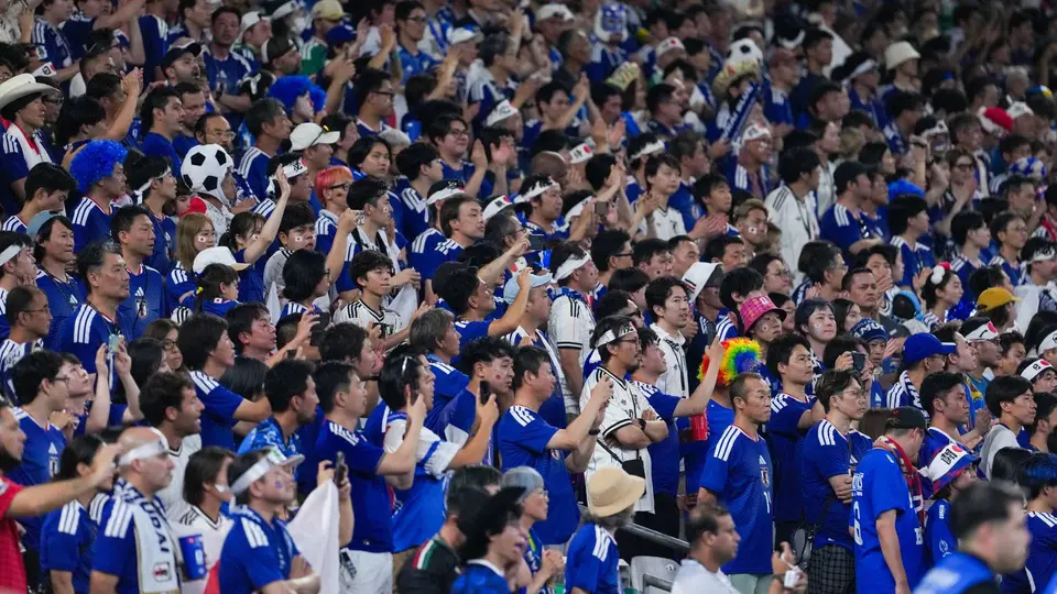 Aficionados japoneses de nuevo dan ejemplo y recogen su basura en el Estadio Monterrey
