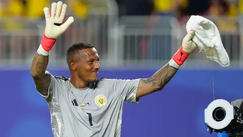 ¡El Mundial de los porteros! Eloy Room rompe récord de atajadas en día histórico para Curazao