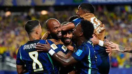 ¿Qué pasó ahí? Endrick es captado jalando el cabello de Vinicius Jr. durante festejo de Brasil