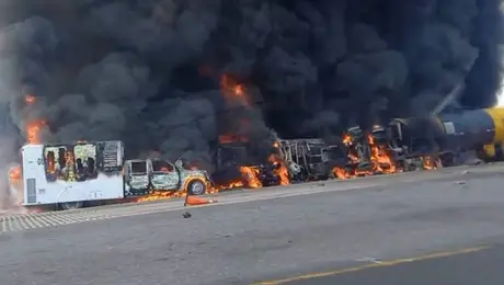 Explota pipa tras presunto fallo de frenos en la caseta de La Venta, Tabasco /  VIDEOS