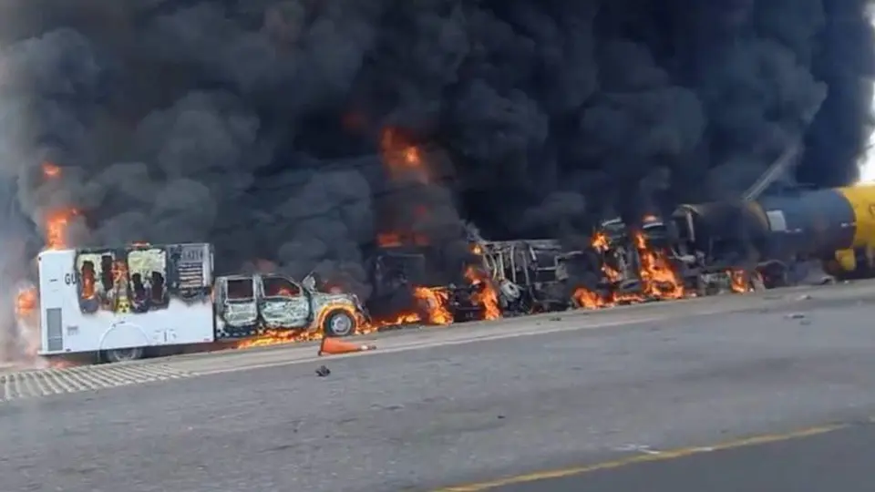 Explota pipa tras presunto fallo de frenos en la caseta de La Venta, Tabasco /  VIDEOS