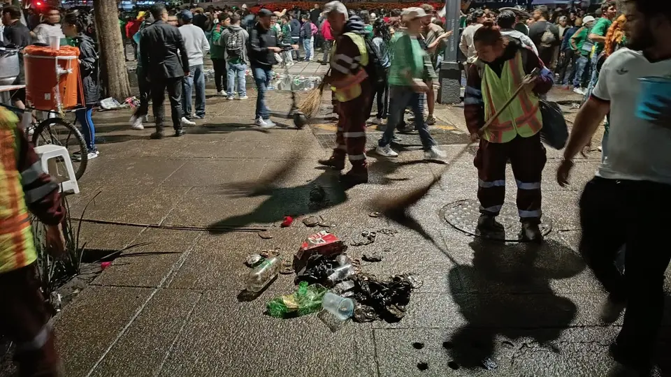 Tras los festejos por la clasificación de la Selección Mexicana en el Mundial 2026, los servicios de limpieza retiraron cerca de 40 toneladas de basura de calles y espacios públicos de la CDMX./ X: @SOBSECDMX