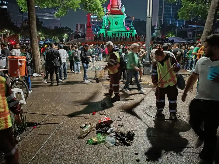 Tras los festejos por la clasificación de la Selección Mexicana en el Mundial 2026, los servicios de limpieza retiraron cerca de 40 toneladas de basura de calles y espacios públicos de la CDMX./ X: @SOBSECDMX