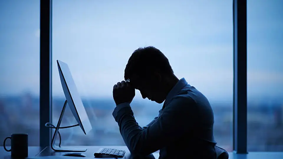 Problemas para dormir, irritabilidad y dificultades para concentrarse son algunas de las consecuencias asociadas al estrés laboral./ Pixabay