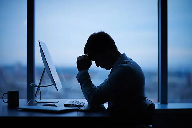 Problemas para dormir, irritabilidad y dificultades para concentrarse son algunas de las consecuencias asociadas al estrés laboral./ Pixabay