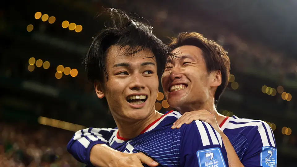 Ayase Ueda y Daichi Kamada festejan uno de los dos goles del primer tiempo | AP