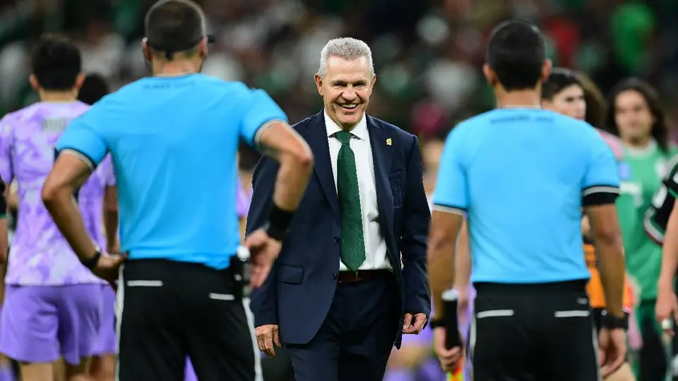 Javier Aguirre con los árbitros del juego de México vs Corea | MEXSPORT