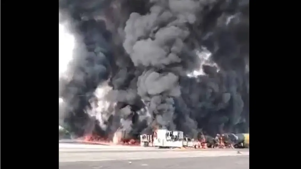 Columna de humo visible a varios kilómetros tras el incendio de una pipa en la zona limítrofe entre Veracruz y Tabasco./ RS