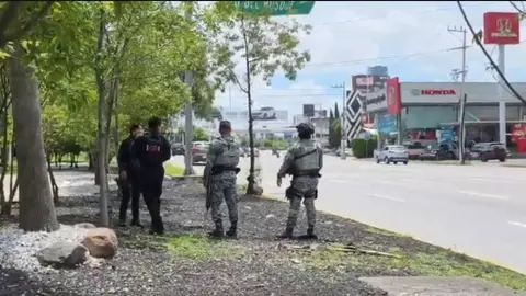 Peritos y agentes de seguridad trabajan en el análisis de evidencias para determinar el origen de los disparos registrados en la zona de Angelópolis./ Captura de pantalla