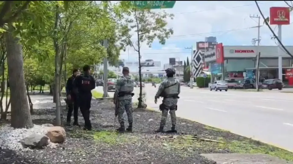 Peritos y agentes de seguridad trabajan en el análisis de evidencias para determinar el origen de los disparos registrados en la zona de Angelópolis./ Captura de pantalla