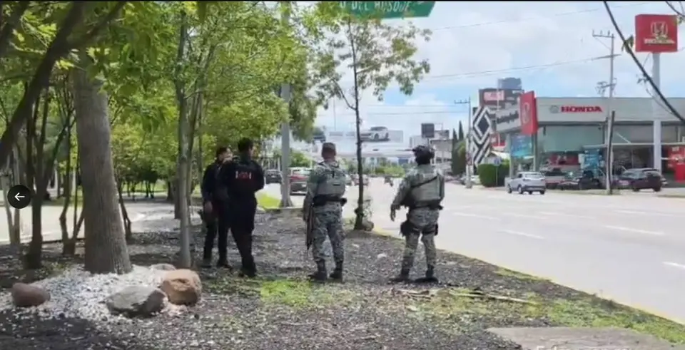 Peritos y agentes de seguridad trabajan en el análisis de evidencias para determinar el origen de los disparos registrados en la zona de Angelópolis./ Captura de pantalla