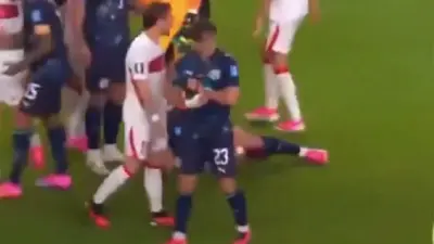 ¿Le robaron al árbitro? Jugador de Paraguay fue captado ‘llevándose’ el reloj del silbante durante una trifulca