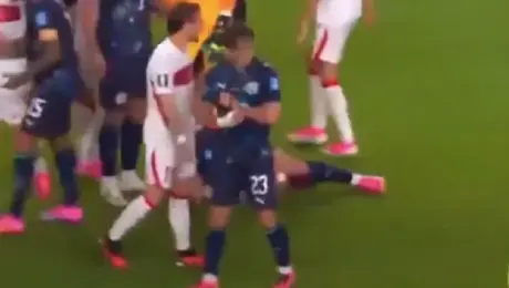 ¿Le robaron al árbitro? Jugador de Paraguay fue captado ‘llevándose’ el reloj del silbante durante una trifulca