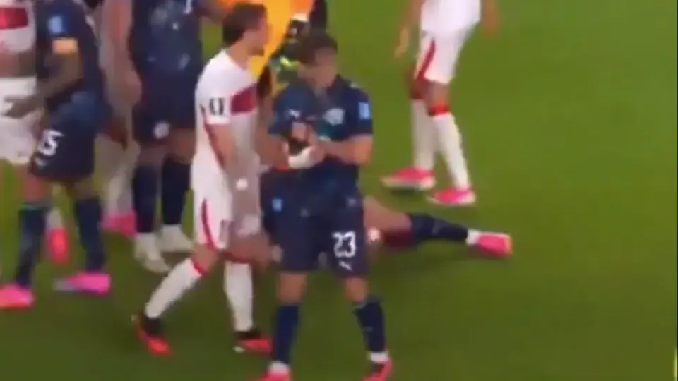 ¿Le robaron al árbitro? Jugador de Paraguay fue captado ‘llevándose’ el reloj del silbante durante una trifulca