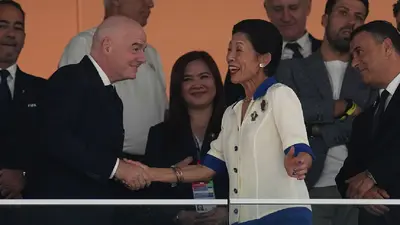 Gianni Infantino, presidente de FIFA, firma balón a Samuel García, gobernador de Nuevo León