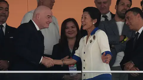 Gianni Infantino, presidente de FIFA, firma balón a Samuel García, gobernador de Nuevo León