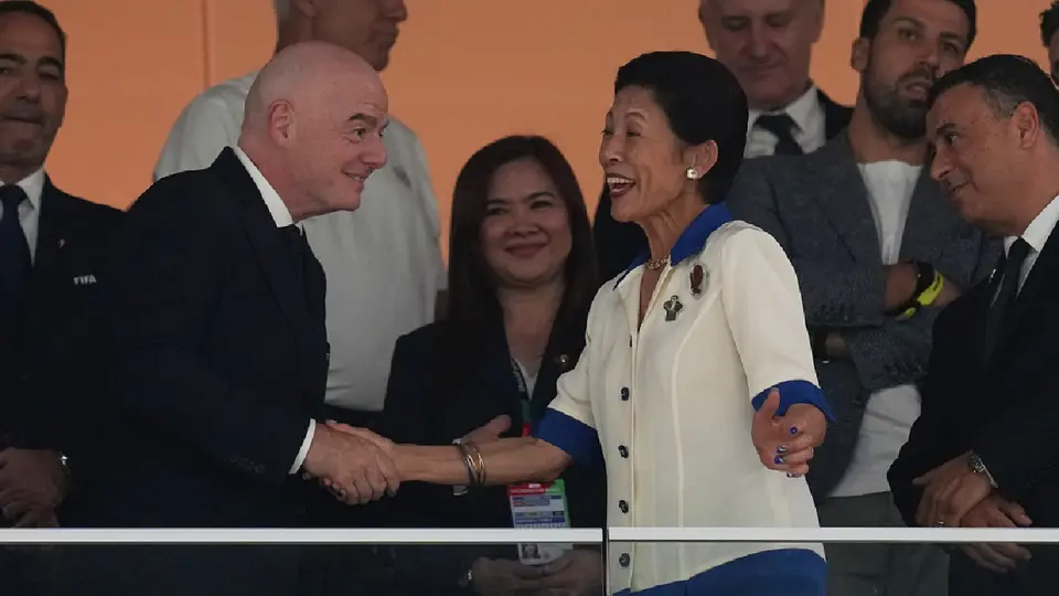 Gianni Infantino, presidente de FIFA, firma balón a Samuel García, gobernador de Nuevo León