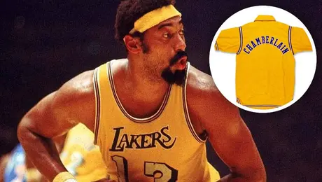 La chamarra de Wilt Chamberlain usada en las Finales de 1972 se vende por 89 mil 600 dólares