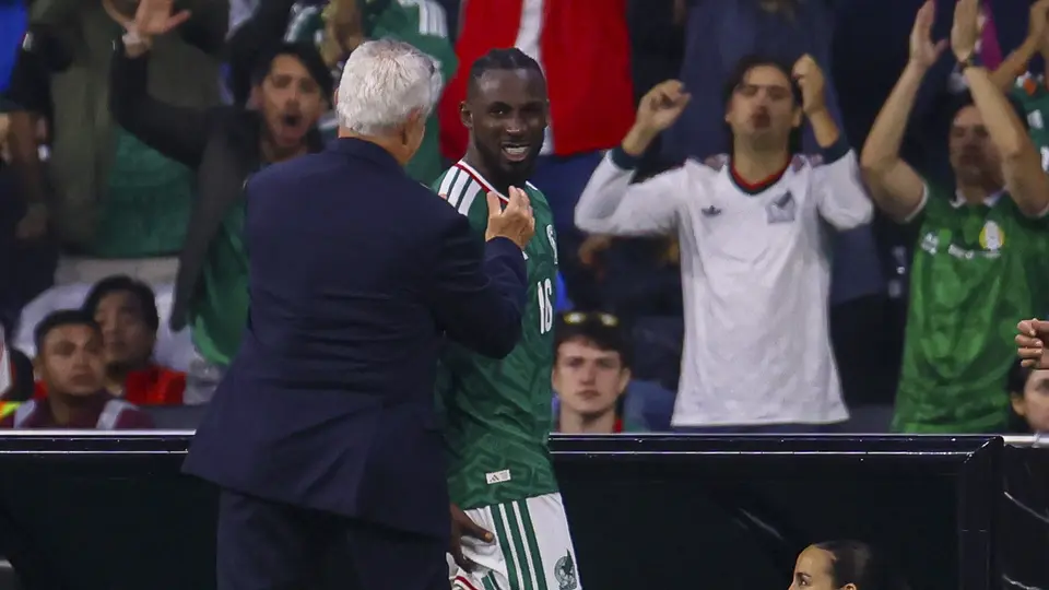 Julián Quiñones saliendo de cambio estrechando la mano con Javier Aguirre | MEXSPORT