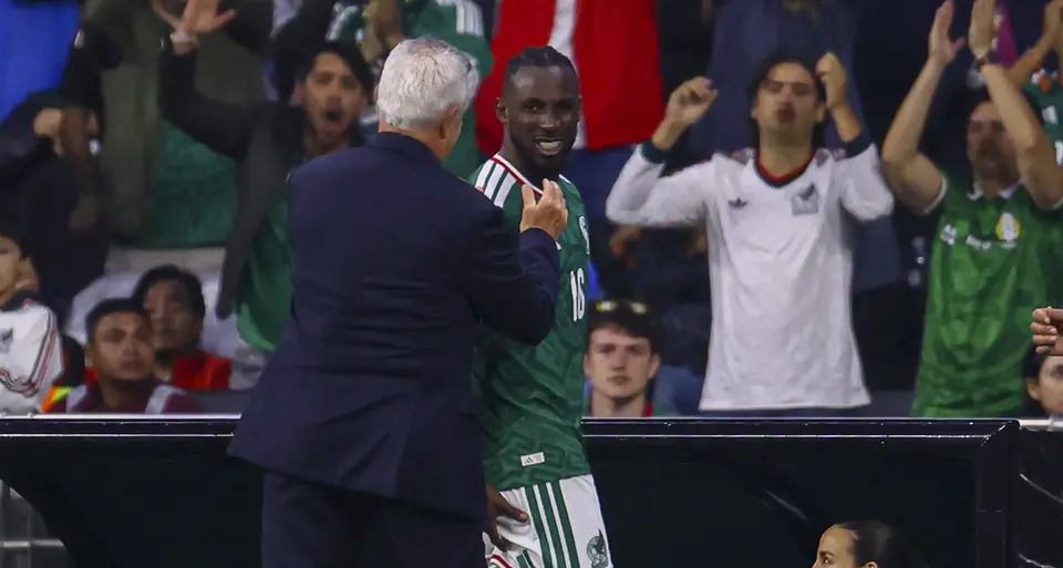 Julián Quiñones saliendo de cambio estrechando la mano con Javier Aguirre | MEXSPORT