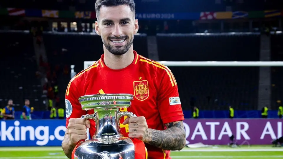 Álex Baena con el título de la Eurocopa | Especial