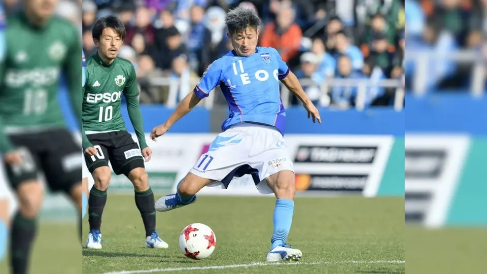 Kazuyoshi Miura en un partido de 2017 con Yokohama | AP