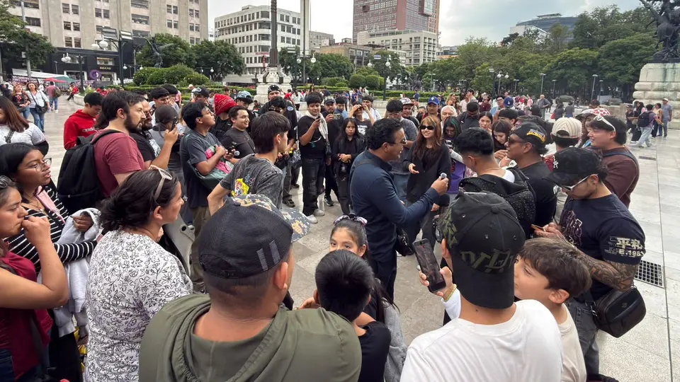 Jóvenes se reunieron en la explanada de Bellas Artes para demostrar quién tenía mayor presencia, carisma y “aura”./ Georgina Sánchez
