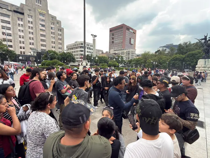 Jóvenes se reunieron en la explanada de Bellas Artes para demostrar quién tenía mayor presencia, carisma y “aura”./ Georgina Sánchez