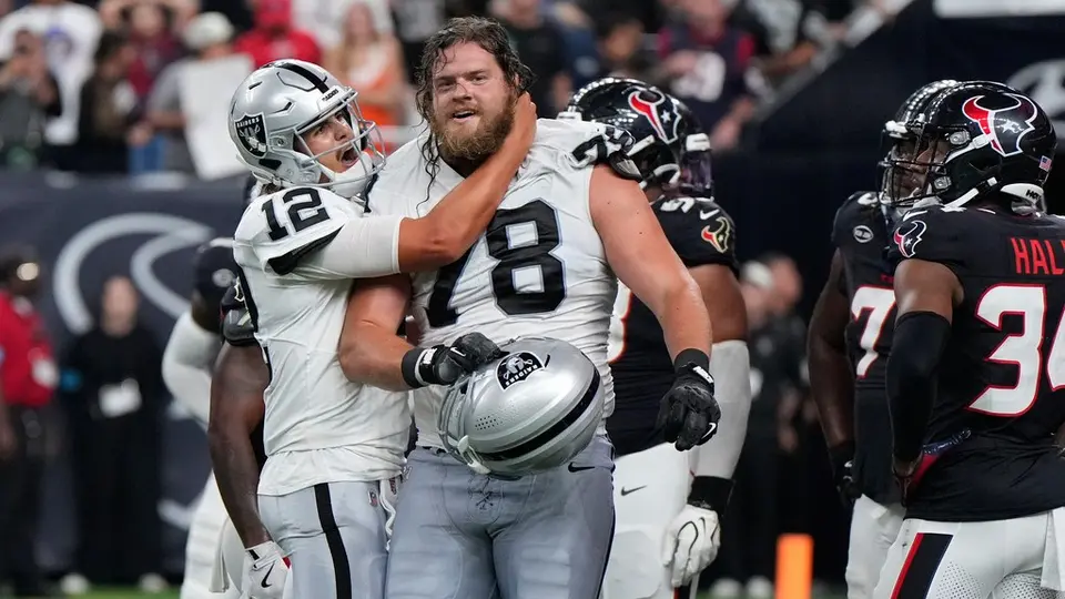 Aidan O'Connell celebra en el partido de Raiders contra Texans | AP