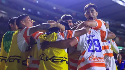 Correcaminos vence 3-1 a Morelia y escala al liderato en una jornada marcada por la protesta