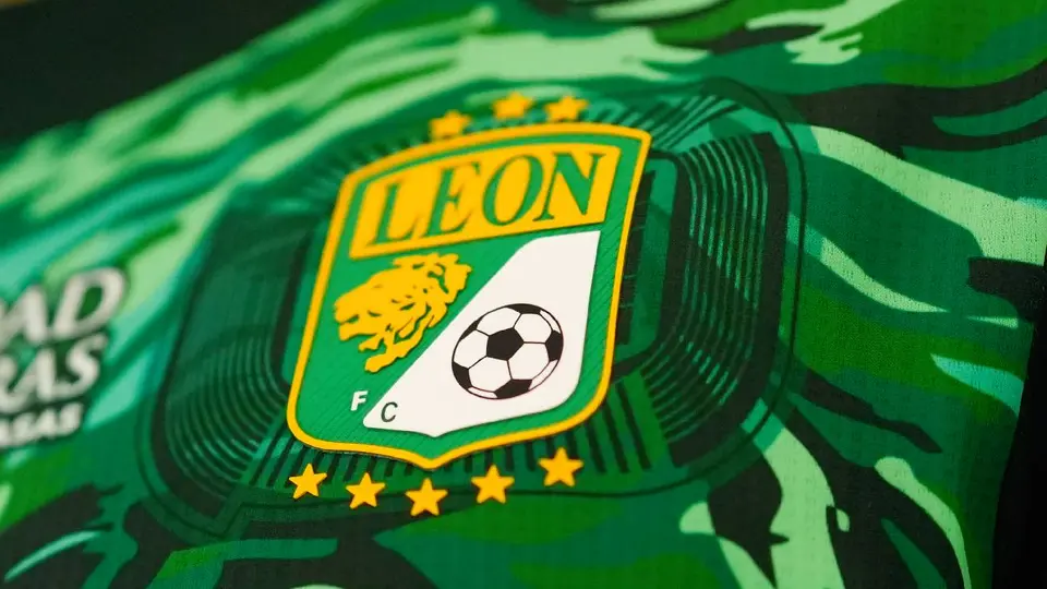 Escudo de León en su playera para la temporada 2026-27 | IMAGO7