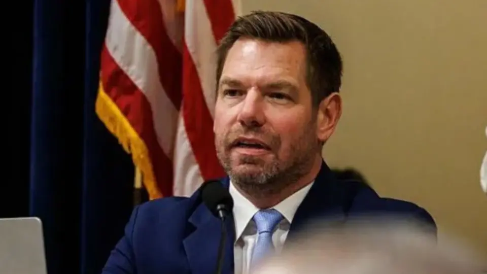 El FBI registró la vivienda de Eric Swalwell en Washington D.C. como parte de una investigación en curso / Especial