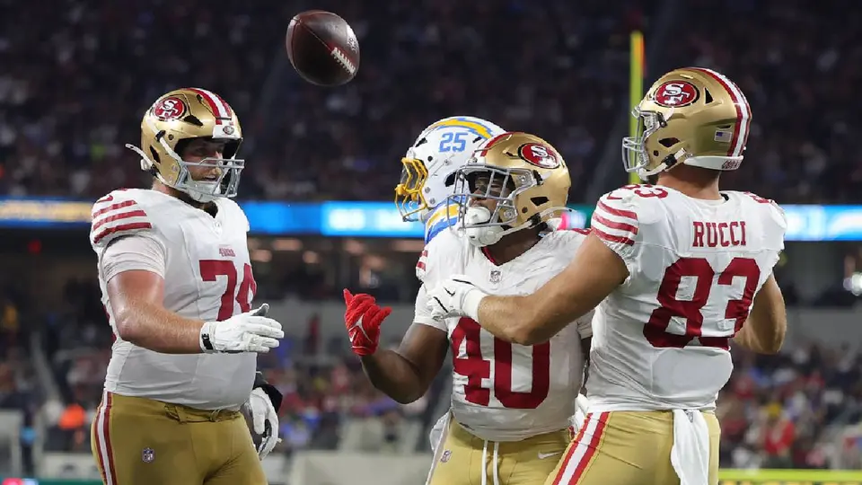 49ers celebrando la victoria ante los Chargers | AP