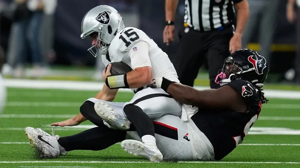 Fernando Mendoza es tacleado en el partido de Raiders vs Texans | AP