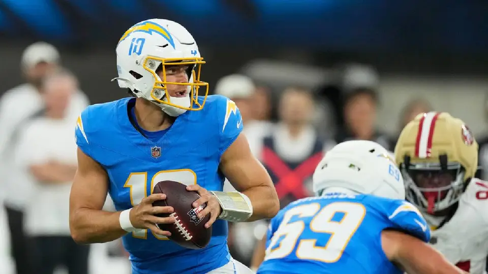 Justin Herbert en el partido de pretemporada ante 49ers | AP