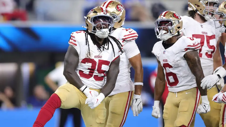 49ers celebrando anotación ante los Chargers | AP