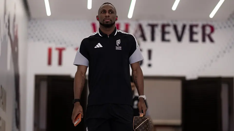 Julián Quiñones llegando al partido | X: X: @Alqadsiah