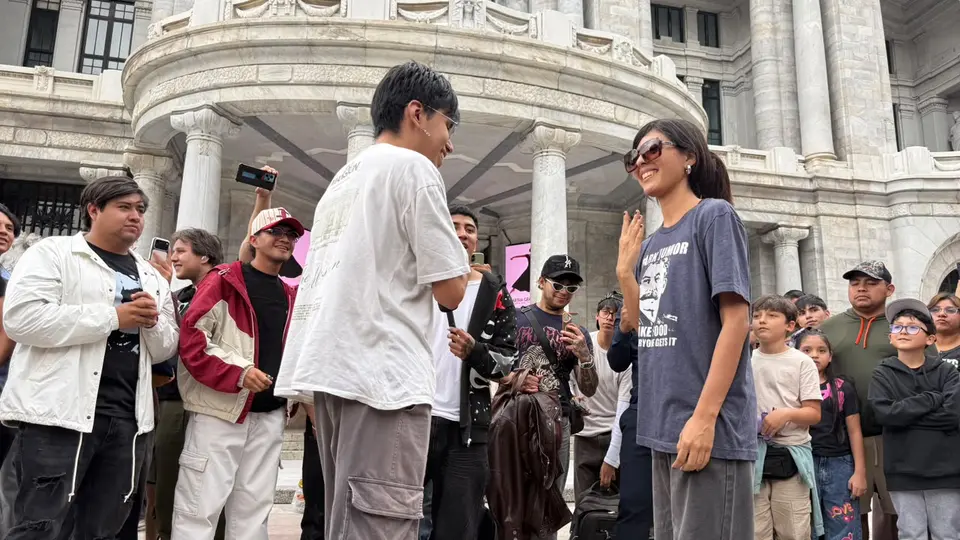 Batallas de “farmear aura” llegan a CDMX: así se vivió el primer duelo en Bellas Artes