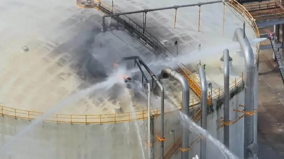 Un relámpago impactó en uno de los contenedores, lo que provocó el incendio / Especial