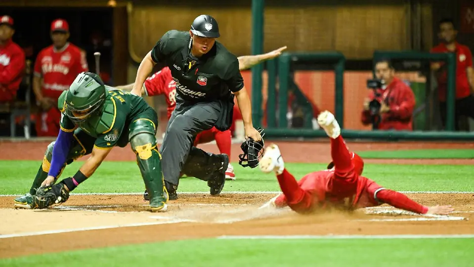 Diablos logrando anotar una carrera ante los Pericos de Puebla | IMAGO7