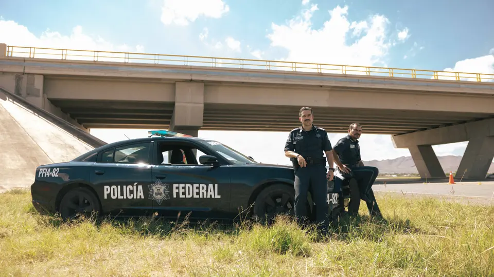 Arturo y Héctor pasan de un patrullaje cotidiano a encontrarse frente a uno de los narcotraficantes más buscados del mundo. / Cortesía Netflix