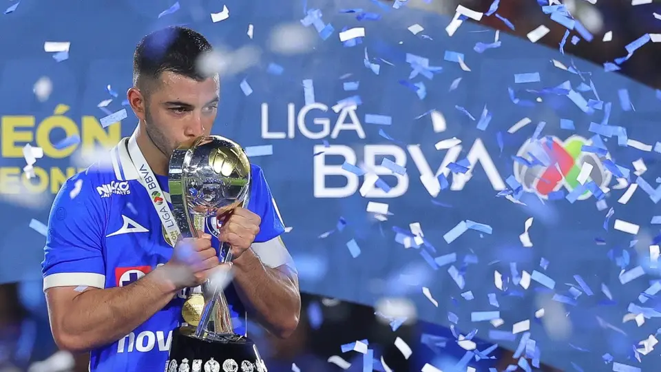 Erik Lira celebra la obtención del Campeón de Campeones con Cruz Azul | IMAGO 7